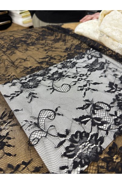 METERİAL Țesătură de dantelă franceză LEZ |   Model floral, margine cu franjuri, cupon de 3 metri (prețul este pentru 3 metri)