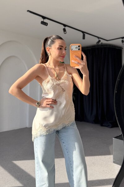 Gizem Ecemiş Lorie Bej Dantel Detaylı Saten Bluz