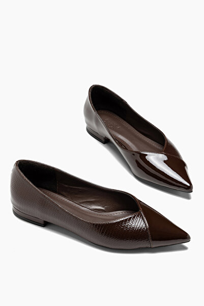 ALEYNA CEYLAN Sandra Kahve Rugan Sivri Burunlu Alçak Topuklu Babet