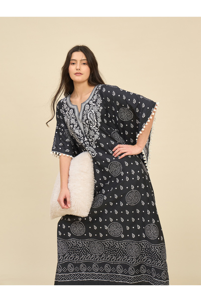 The Kaftan Company By Styli قميص نوم قفطان مطبوع بنقوش عرقية باللونين الأسود ...