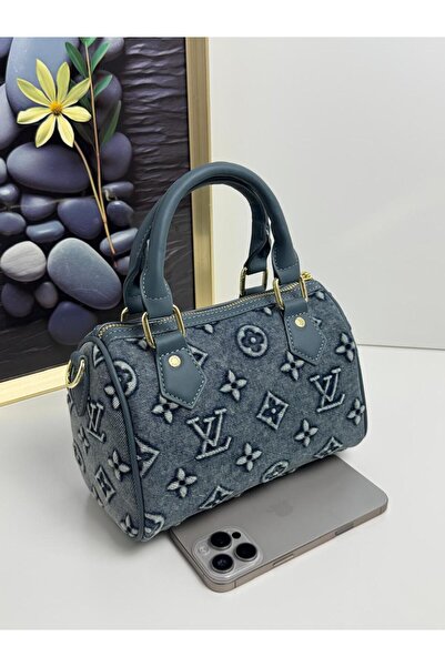 GENERAL A women's Clutch Bag with a stylish and modern design.