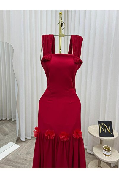 NALA FASHION فستان سهرة فاخر باللون الأحمر، بتصميم يجمع بين الأناقة والفخامة.
