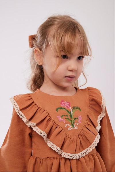 TINY BEAR Çiçek Nakışlı Fırfır Detaylı Turuncu Kız Çocuk Elbise (Toka Hediyeli)