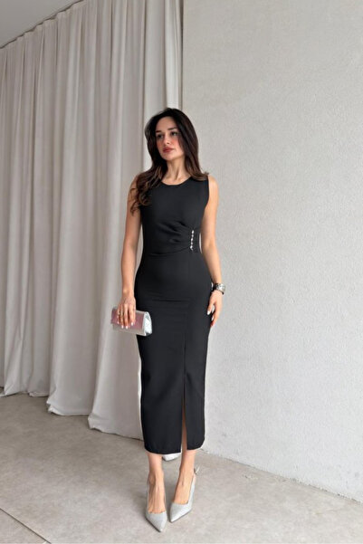 MOZENA Sıfır Kol Aksesuar Detaylı Yırtmaçlı Midi Elbise
