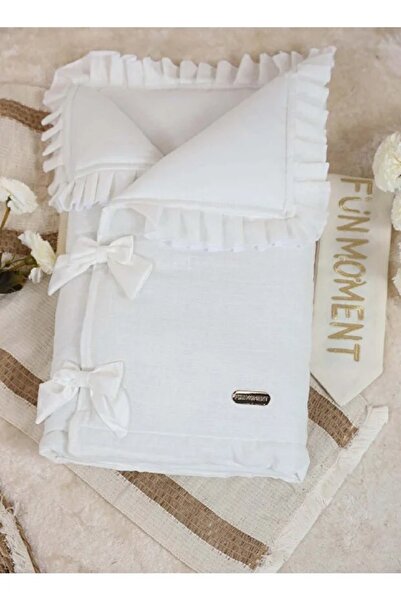 Fun Moment White baby swaddle for children, decorated with small bows.