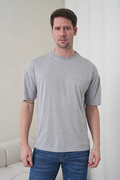 caddekombin تي شيرت رجالي من جيمس مصنوع من القطن باللون الرمادي بقصة مريحة