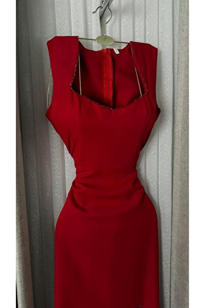 Kendallksa A classic evening dress in bold red