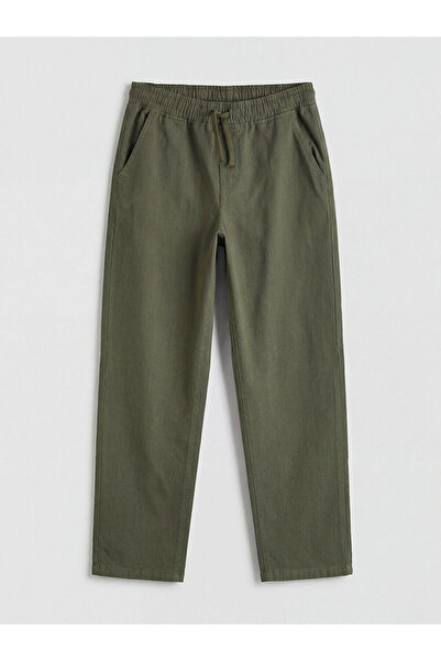 LC Waikiki بنطلون بوبلين للأولاد من مجموعة إلسيفا باللون الكاكي بقصة عادية