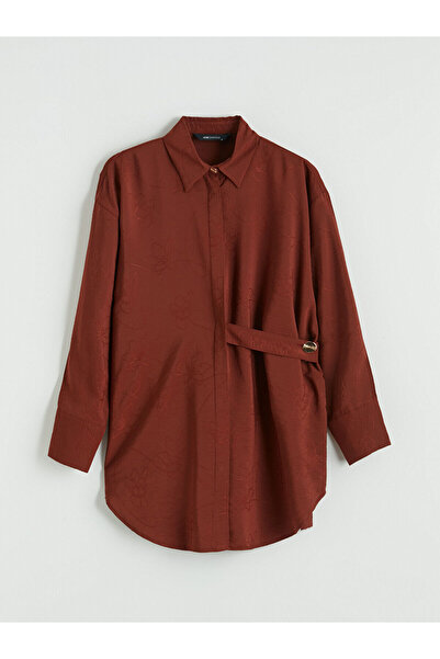 LC Waikiki قميص نسائي من مجموعة إلسيفا بحزام مزين بالزهور باللون البني