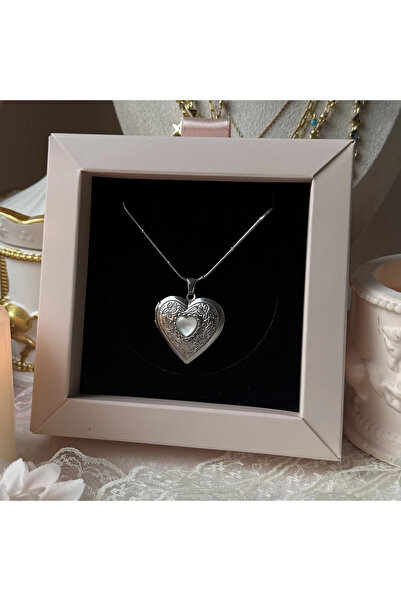 Vintagezegeni Beyaz Taş Detaylı ve Çift Fotoğraflı İşlemeli Kapaklı Kalp Koly...