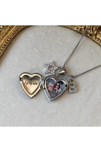 Vintagezegeni Yazılı ve Harf Charmlı Fotoğraflı Kolye ( 1.5 cm )