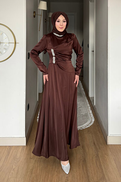 Tesettür Diyarı Saye Taşlı Drapeli Saten Tesettür Abiye- Kahverengi