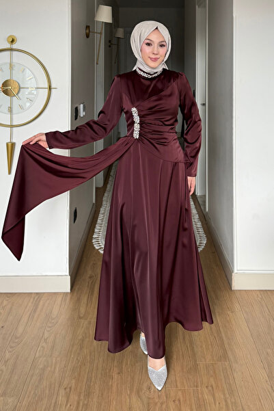 Tesettür Diyarı Rochie de seară din satin drapat cu pietre Saye - Roșu Claret