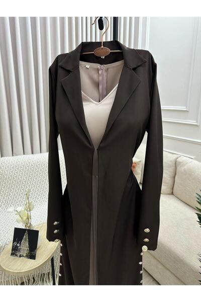 FASHION A long abaya or coat in burnt brown, decorated with side buttons and ...