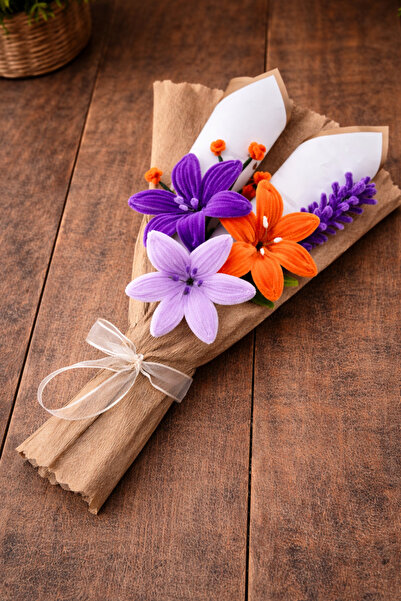 Sevgi burada Hediyelik Şönil Çiçek Buketi Turuncu-Mor (Kadınlar Gününe Özel)