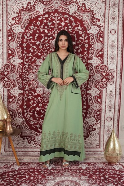 AFandina A royal jalabiya with an elegant oriental design that gives you a be...