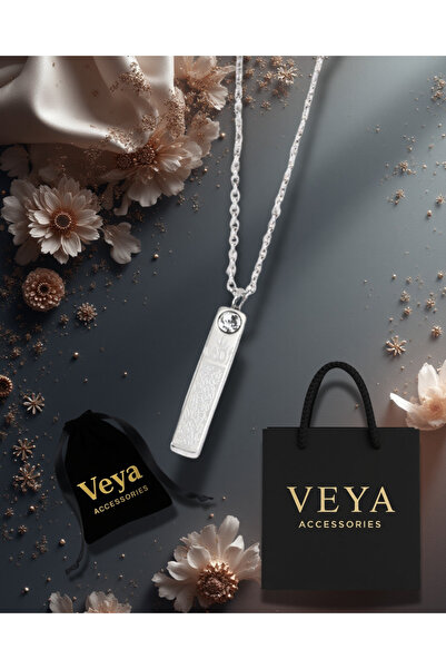 VEYA A rectangular chain in an elegant silver color, adorned with a sparkling...