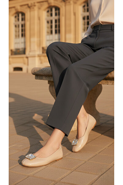 ÖRKCÜ حذاء باليه من الجلد اللامع مع إبزيم من حجر الكريستال