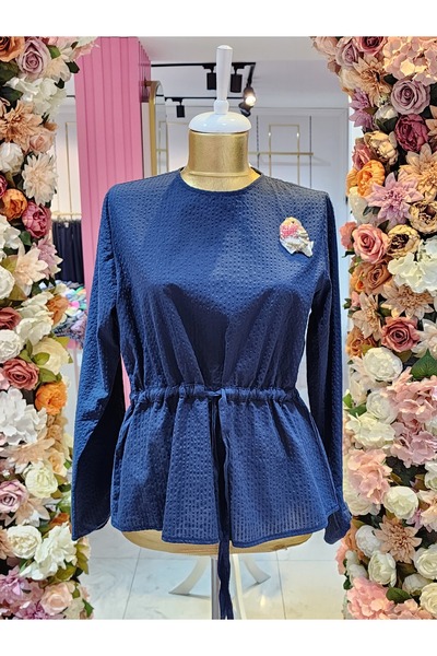 Kayra kadın kuş broş detaylı kuşaklı bluz