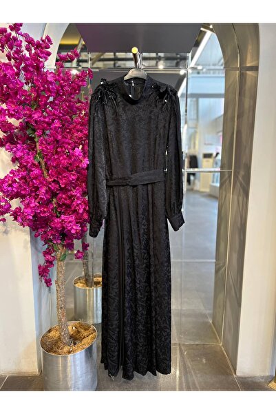 my312 - ÖNÜ PİLİSELİ BROŞLU ELBİSE