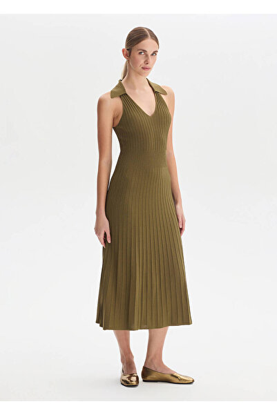 Knitss فستان تريكو كاكي بياقة بولو