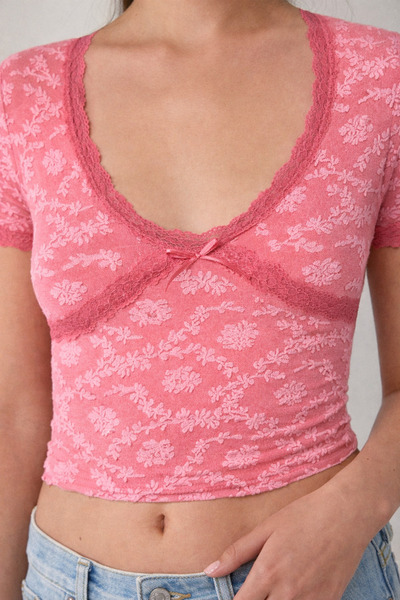 Out From Under for Urban Outfitters Dantel Detaylı Çiçekli Jakar Kumaşlı V Ya...