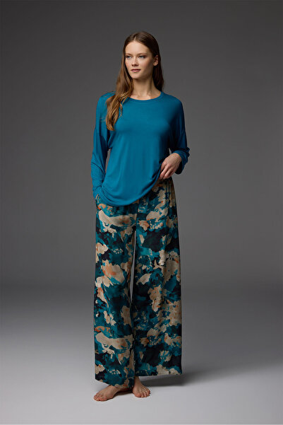 BONJOUR MADAME Παντελόνι με σχέδιο βισκόζης και μπλούζα με λαιμόκοψη ποδηλάτο...