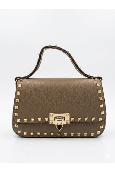 GC A touch of luxury with this elegant brown bag studded with gold pieces!