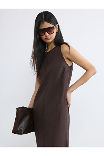 LC Waikiki RMZ GİYİM فستان مودال مخلوط بياقة روبا من FARKIYA