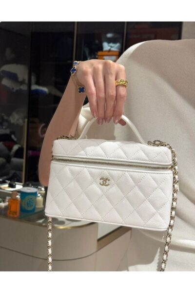 GENERAL A small women's Clutch Bag with a stylish and modern design.