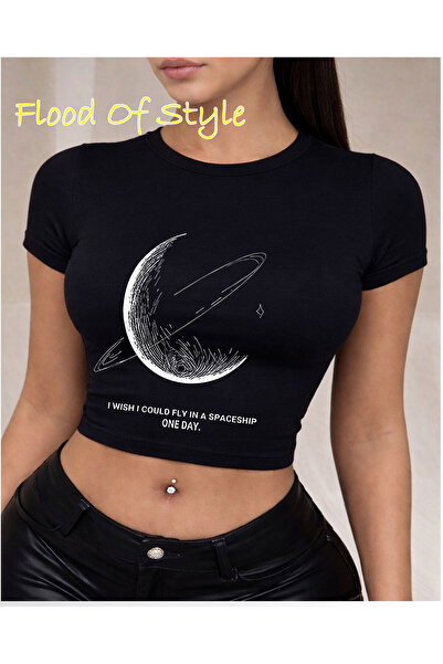 Flood Of Style Μαύρο μπλουζάκι Babby Tee με την επικόλληση  "Ενδιάμεσα σε ένα...