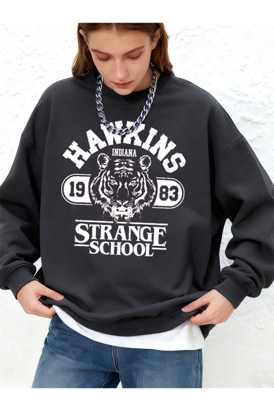 Tarzsokak تي شيرت نسائي مطبوع عليه Hawkins Strange School لشتاء صوف الفليس دا...