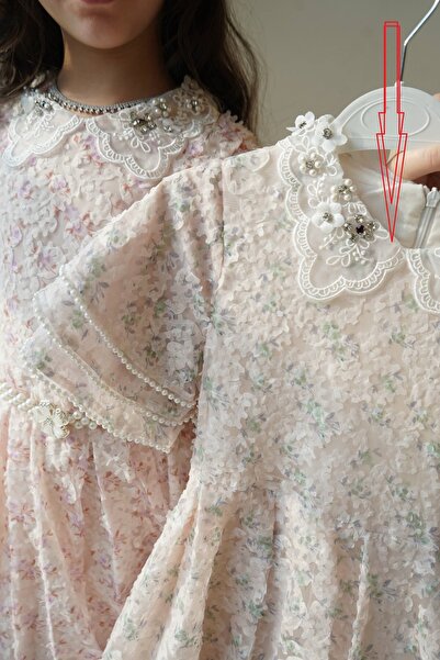 Banuta A soft, floral dress with a green pattern