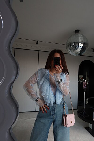 Özge Özgenç Fırfırlı Transparan Dantel Bluz