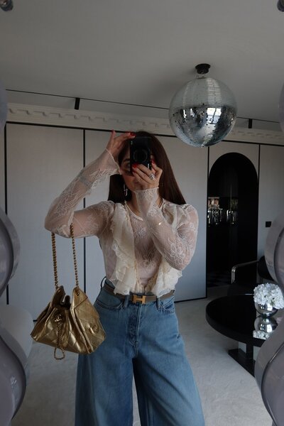 Özge Özgenç Fırfırlı Transparan Dantel Bluz