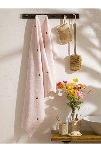 LC Waikiki Nevavm Strawberry Embroidered Bath Towel 70X140 cm
