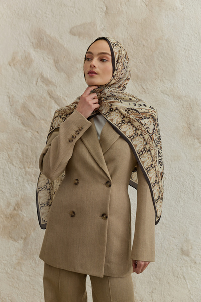 Qef كوبيرا بريف منقوش شال ساجا بيج