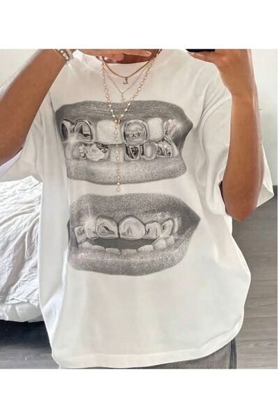 Violon تي شيرت فضي اللون بطبعة Silver Teeth Graphic مطبوع باللون الأبيض