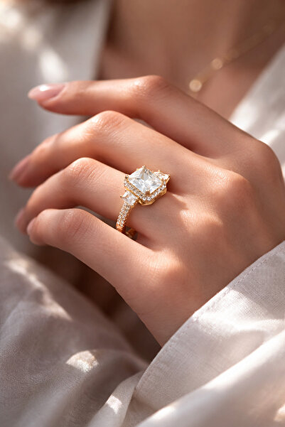 REBORN DESIGN Gold Square Baguette Single Stone Model Ring