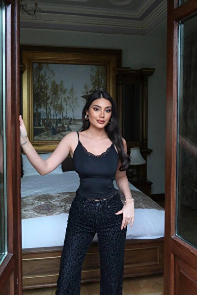esilamoda قميص رياضي نسائي أسود بتفاصيل دانتيل