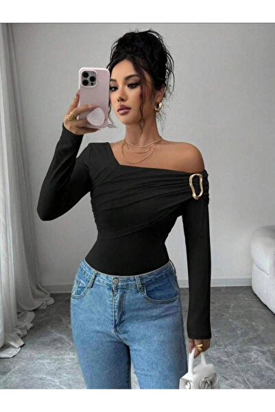 esilamoda بلوزة نسائية سوداء بتفاصيل إكسسوارات على الكتف الواحد