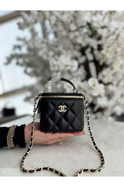 GENERAL A small Clutch Bag with a stylish and modern design.