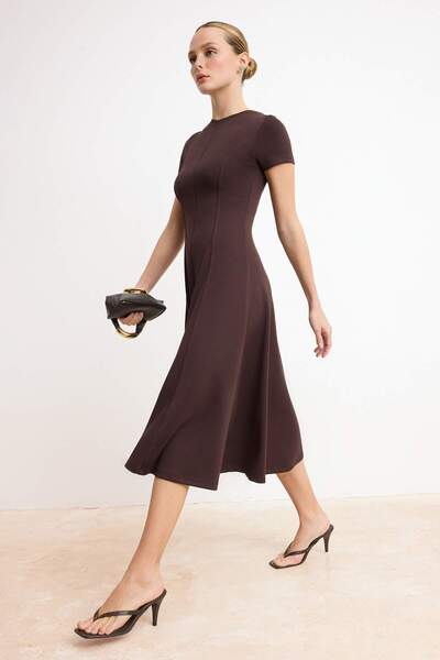 Trendyol Collection Καφέ πλεκτό φόρεμα με κοντά μανίκια και ανοιχτή μέση, απα...