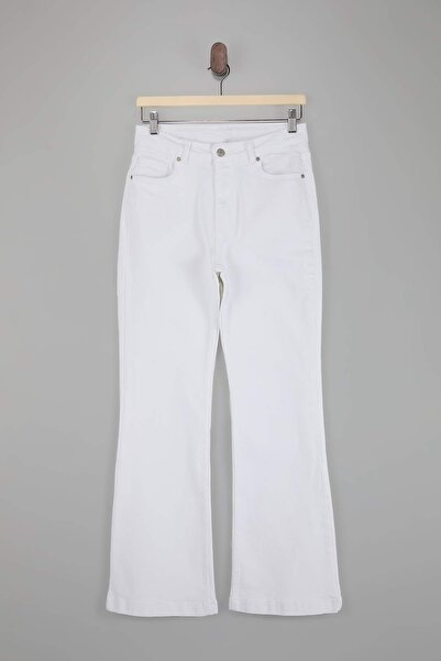 Trendyol Collection Weiße High-Waist-Flare-Jeans TWOAW26JE00047