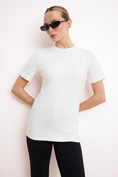 Trendyol Collection Ecrufarbenes, eng anliegendes, kurzärmliges T-Shirt aus g...