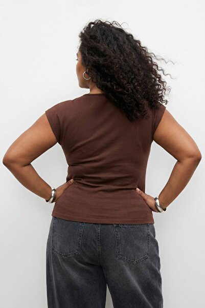 Trendyol Curve Bluză maro din viscoză, elastică, confortabilă, cu nervuri, mă...