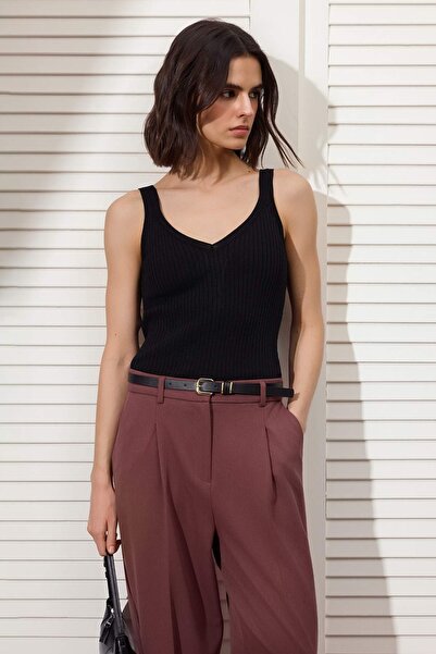 Trendyol Collection بلوزة رفيعة أساسية ذات ياقة على شكل حرف V باللون الأسود إ...