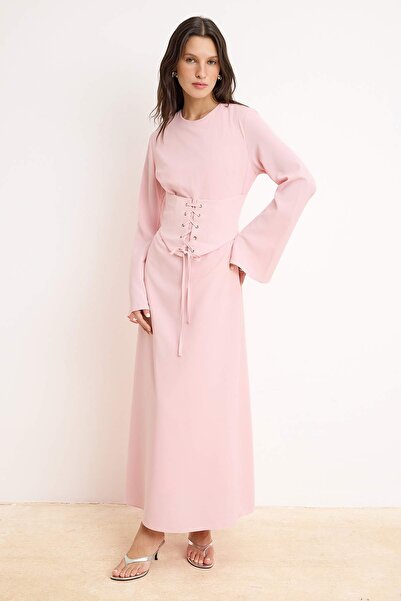 Trendyol Modest فستان سهرة منسوج بتصميم A-line من جيسيكا مع حجاب TCTSS26DB00009