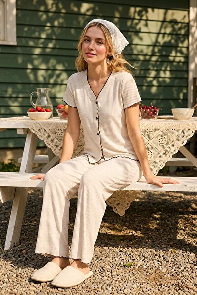 Trendyol Collection Beigefarbenes, meliertes, überlocktes, geripptes Strick-P...