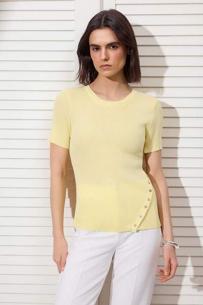 Trendyol Collection بلوزة صفراء بياقة دائرية وتفاصيل أزرار غير متماثلة وبلوزة...